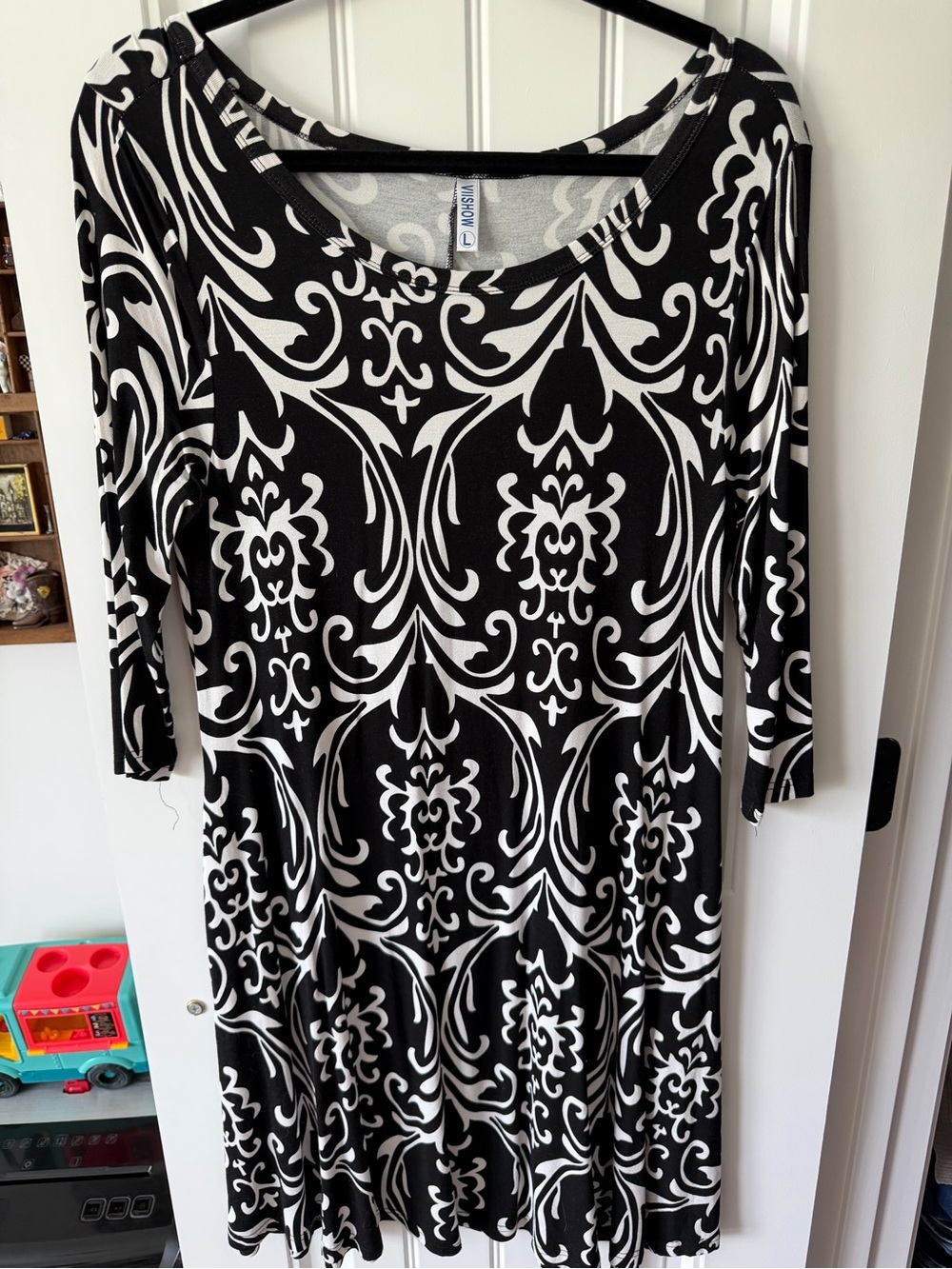 VIISHOW Black & White Printed Long Sleeve Scoop Neck Dress with Pockets